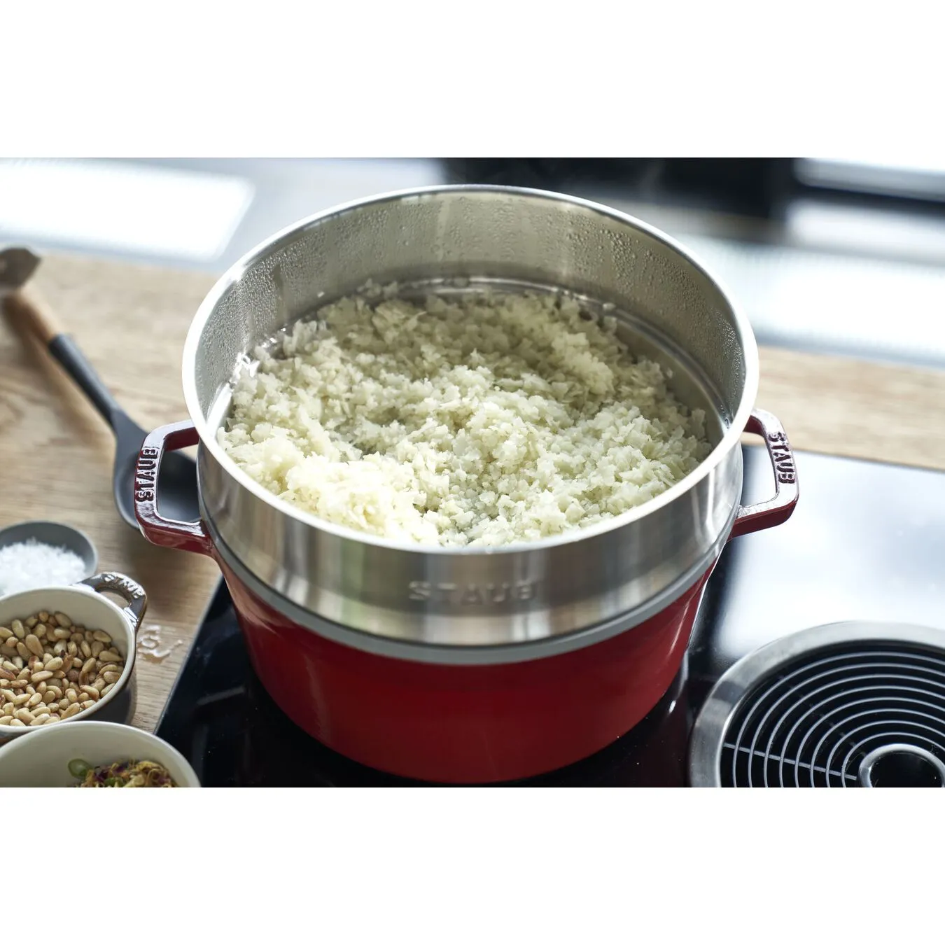 Staub Cocotte Med Dampindsats 26 Cm, Rund, Kirsebærrød, Støbejern - Billede 2